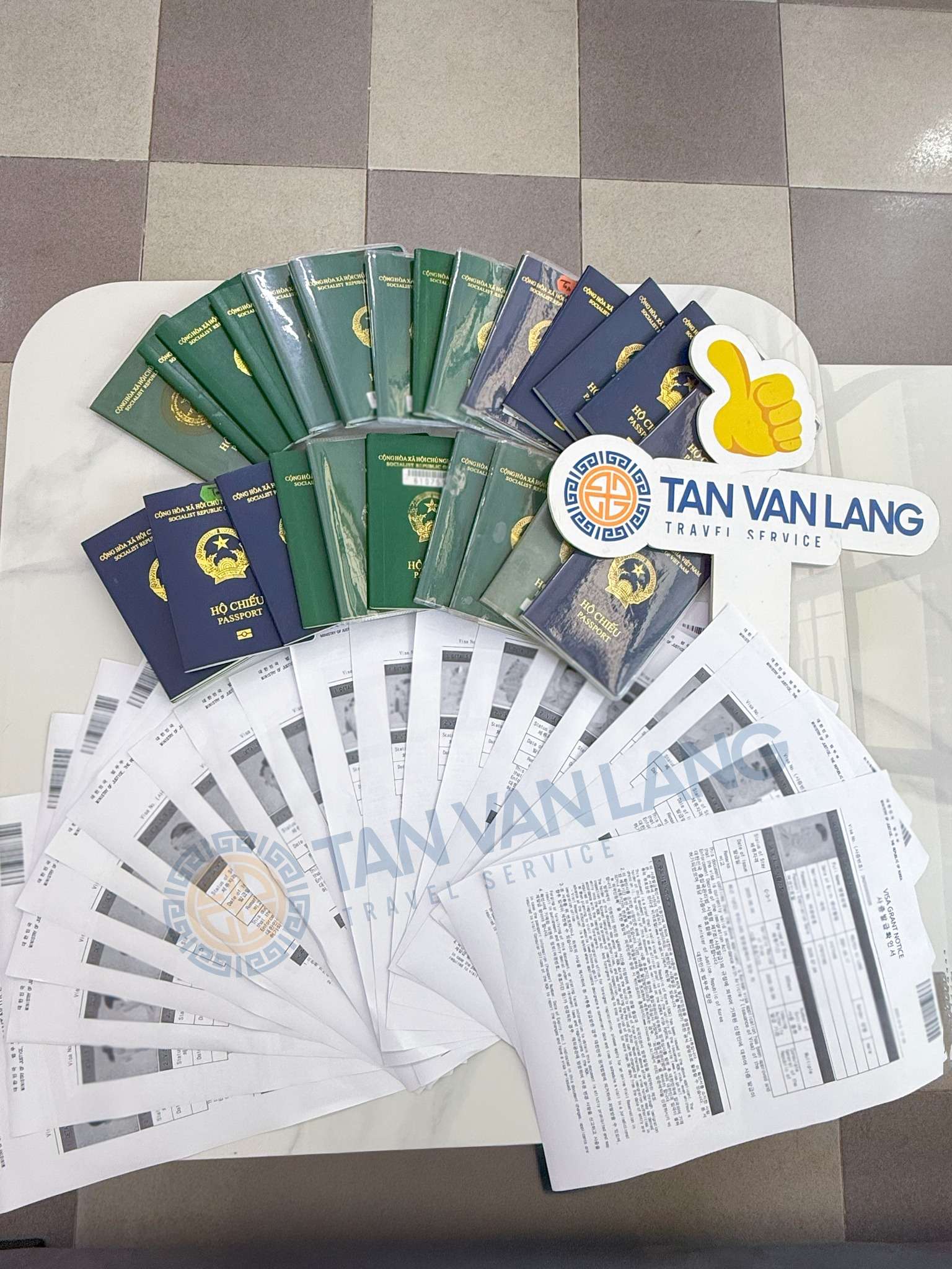 Số lượng lớn hộ chiếu và hồ sơ visa được sắp xếp gọn gàng tại văn phòng Tân Văn Lang, thể hiện năng lực xử lý chuyên nghiệp.