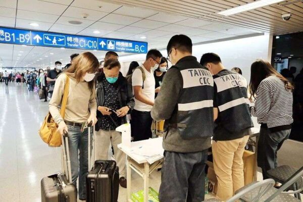 Hành khách làm thủ tục nhập cảnh tại sân bay Đài Loan với quy định kiểm tra hành lý nghiêm ngặt