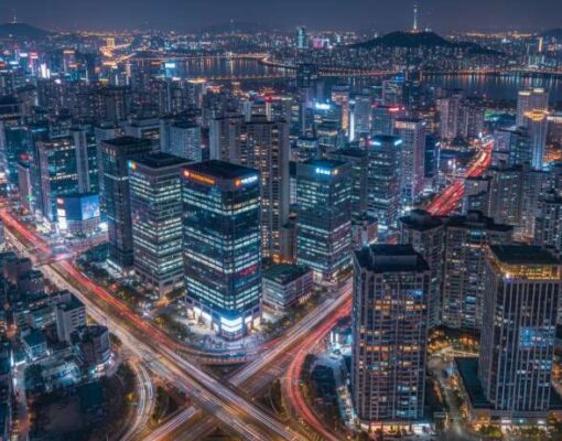 Hành Trình Chinh Phục Seoul 4 Ngày 3 Đêm: Từ A-Z Cho Tín Đồ K-Pop 4 Toàn cảnh Seoul về đêm lung linh với các tòa nhà cao tầng và ánh đèn neon rực rỡ, thể hiện sự năng động của thành phố.