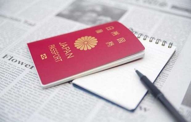Đặt lịch hẹn visa Nhật Bản – Hộ chiếu Nhật đặt trên sổ tay và bút