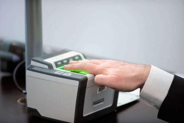 lấy sinh trắc học khi xin visa Đức bằng máy quét vân tay