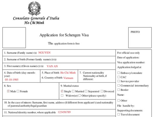 Mẫu đơn xin thị thực Schengen trong bộ hồ sơ xin visa Ý, với các mục thông tin cá nhân quan trọng đã được điền mẫu.