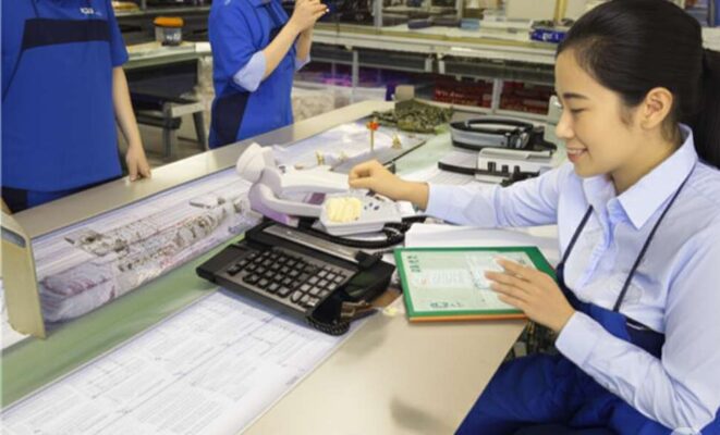 VISA LAO ĐỘNG HÀN QUỐC 2025: HƯỚNG DẪN TOÀN DIỆN CÁC LOẠI E-SERIES 3 nguoi lao dong doc tai lieu han quoc