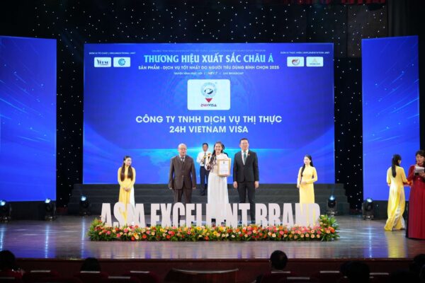 Đại diện công ty 24H Vietnam Visa nhận giải thưởng "Thương hiệu Xuất sắc Châu Á 2025" trên sân khấu lễ trao giải.