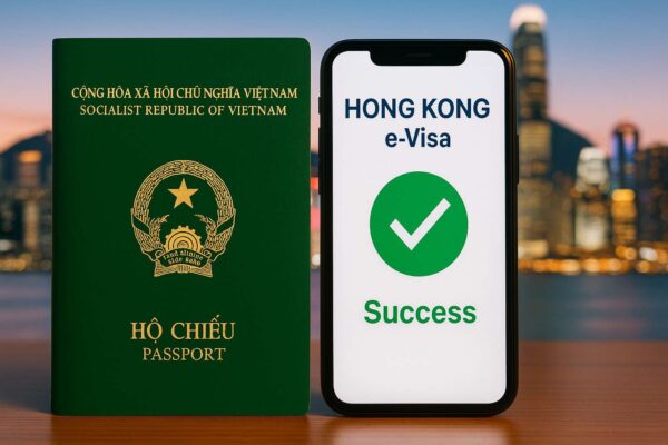 Hộ chiếu Việt Nam và điện thoại hiển thị kết quả đậu e-visa Hong Kong thành công.