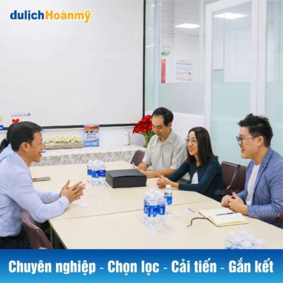 Buổi tư vấn trực tiếp tại văn phòng Du Lịch Hoàn Mỹ, đội ngũ chuyên viên đang trao đổi thân thiện và chuyên nghiệp với khách hàng trong một không gian hiện đại.