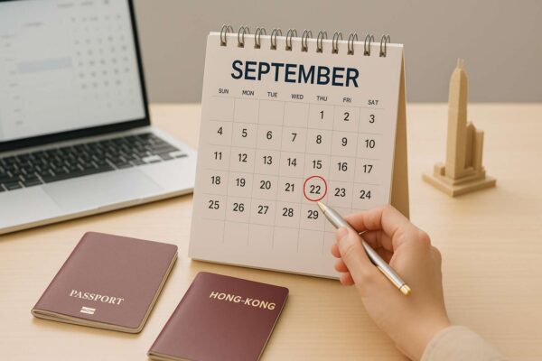 Một người đang sử dụng lịch và máy tính để đặt lịch hẹn xin visa Hong Kong cho chuyến đi