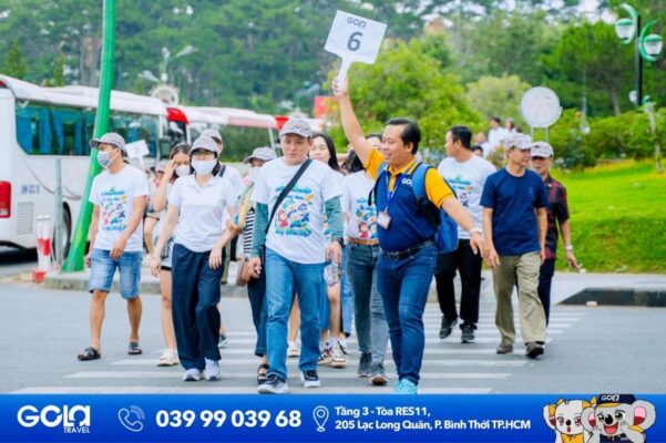 Gola Travel Có Uy Tín Không? Tổng Hợp Đánh Giá Từ Khách Hàng 2026 13 Hướng dẫn viên Gola Travel nhiệt tình dẫn đoàn khách du lịch đang vui vẻ tham quan, trải nghiệm trong chuyến đi, thể hiện không khí tour sôi động và gắn kết.