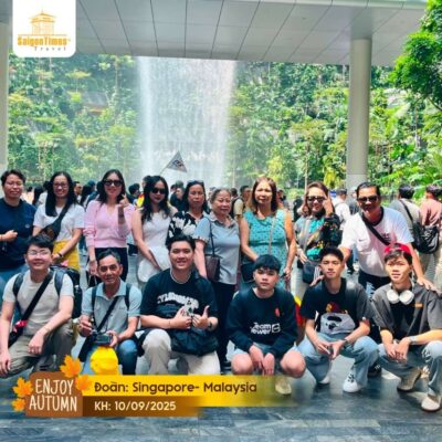 SaigonTimes Travel Có Uy Tín Không? Tổng Hợp Đánh Giá Từ Khách Hàng 2026 17 Đoàn khách của SaigonTimes Travel chụp ảnh kỷ niệm vui vẻ tại thác nước trong sân bay Jewel Changi, Singapore, trong chuyến du lịch Singapore - Malaysia thành công.