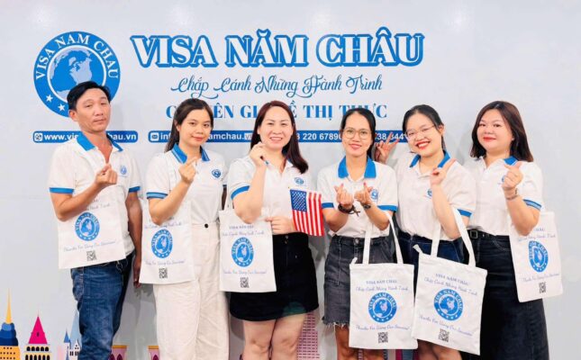 1 team chuyên viên tư vấn visa tại Visa Năm Châu