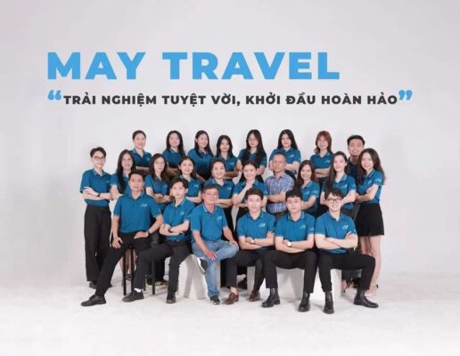 Ảnh chụp tập thể đội ngũ nhân viên chuyên nghiệp, thân thiện của May Travel trong studio cùng slogan "Trải nghiệm tuyệt vời, khởi đầu hoàn hảo".