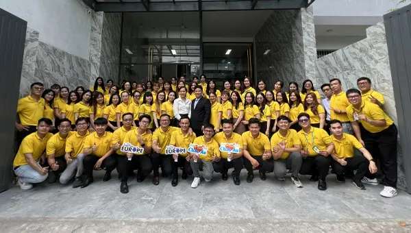 SaigonTimes Travel Có Uy Tín Không? Tổng Hợp Đánh Giá Từ Khách Hàng 2026 16 Ảnh chụp tập thể đội ngũ nhân viên chuyên nghiệp và đông đảo của SaigonTimes Travel trong trang phục đồng phục, thể hiện sự đoàn kết và lớn mạnh của công ty.