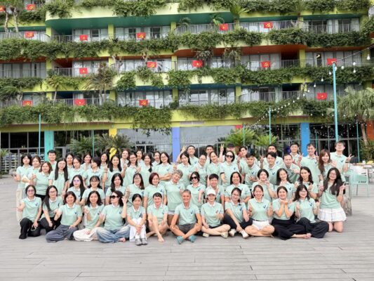 VISANA Có Uy Tín Không? Tổng Hợp Đánh Giá Từ Khách Hàng 2026 22 Ảnh chụp tập thể đội ngũ nhân viên công ty Visana trong chuyến du lịch team building, tất cả cùng mặc đồng phục vui vẻ.