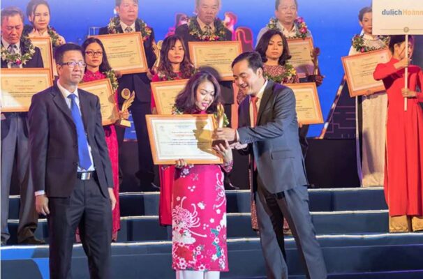 Đại diện công ty Du Lịch Hoàn Mỹ vinh dự nhận giải thưởng danh giá trên sân khấu, khẳng định uy tín và chất lượng dịch vụ lữ hành hàng đầu đã được công nhận.