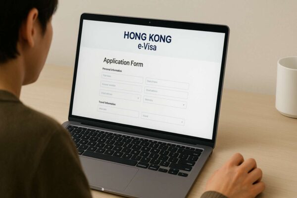 Một người đang thực hiện các bước điền đơn xin e-visa Hong Kong online trên máy tính một cách dễ dàng.