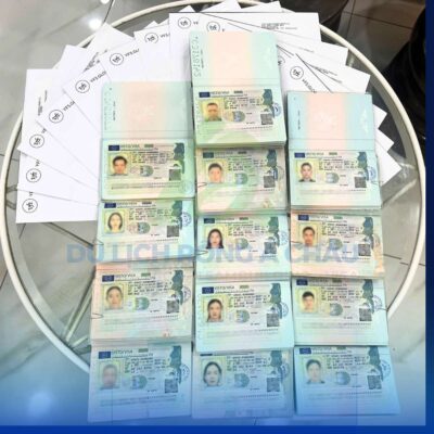 Visa Rồng Á Châu Có Uy Tín Không? Tổng Hợp Đánh Giá Từ Khách Hàng 2026 17 Hình ảnh hàng loạt hộ chiếu có dán visa Schengen (Châu Âu) thành công của khách hàng Du Lịch Rồng Á Châu, minh chứng cho dịch vụ visa chuyên nghiệp và tỷ lệ đậu cao.