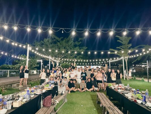 Teambuilding Visa Global buổi tối ngoài trời, nhân viên chụp ảnh tập thể dưới đèn dây