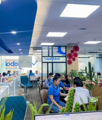 Văn phòng tư vấn khách hàng tại Visa Global, nhân viên hỗ trợ hồ sơ visa trong không gian hiện đại
