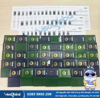 Hình ảnh hàng loạt hộ chiếu và hồ sơ visa của khách hàng đang được xử lý tại văn phòng VisaGlobal.