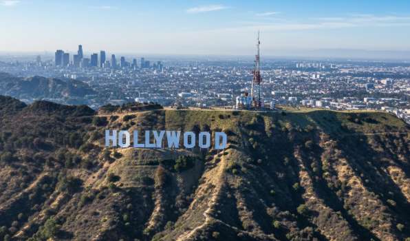 Toàn cảnh biển hiệu Hollywood Sign nổi tiếng trên đồi, nhìn từ Đài quan sát Griffith ở Los Angeles vào một ngày trời xanh.