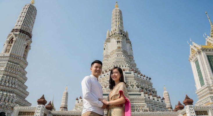 Cặp đôi du khách Việt Nam mặc trang phục truyền thống Thái Lan, chụp ảnh tại Chùa Bình Minh (Wat Arun).