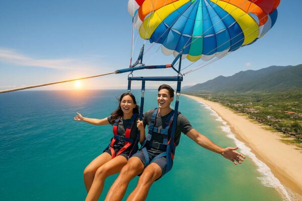 Du khách đang chơi dù bay (parasailing) trên biển Bãi Dài, Nha Trang, trong xanh.