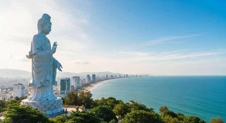 Tượng Phật Bà Quan Âm cao 67m tại Chùa Linh Ứng, Bán đảo Sơn Trà, nhìn ra biển Đà Nẵng.