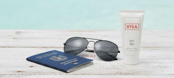 Hộ chiếu (visa) và các vật dụng cần thiết như kính râm, kem chống nắng để chuẩn bị cho chuyến đi Maldives tự túc, tiết kiệm.