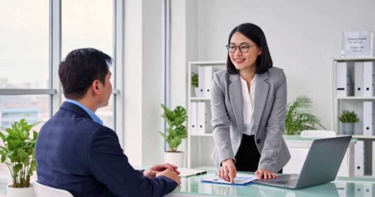 Chuyên viên tư vấn visa Úc đang giải thích hồ sơ cho khách hàng tại văn phòng.