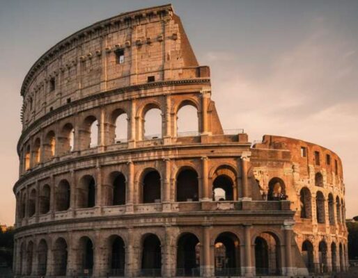 Hình ảnh Đấu trường Colosseum hùng vĩ ở Rome, Ý, dưới ánh nắng vàng ấm áp của buổi chiều tà.
