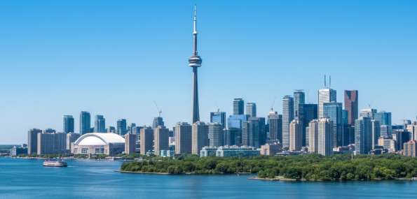 Toàn cảnh thành phố Toronto, Canada với tháp CN Tower, minh họa cho dịch vụ gia hạn visa Canada uy tín tại Hà Nội.