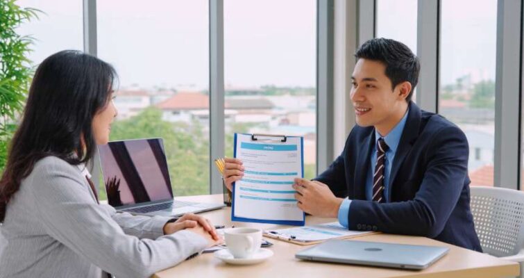 Dịch Vụ Gia Hạn Visa Hàn Quốc Uy Tín, Trọn Gói tại Hà Nội 6 Chuyên viên tư vấn gia hạn visa Hàn Quốc tại Hà Nội đang hỗ trợ khách hàng một cách chuyên nghiệp.