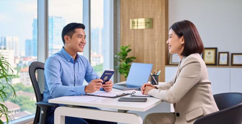 Chuyên viên tư vấn visa Trung Quốc tại Hà Nội đang tư vấn cho khách hàng.