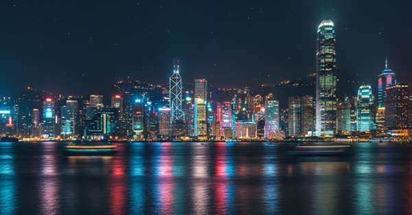 Toàn cảnh cảng Victoria, Hong Kong về đêm với các tòa nhà chọc trời rực rỡ, minh họa cho dịch vụ visa Hong Kong tại Hà Nội.