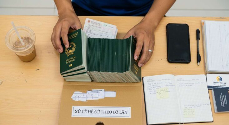 Chuyên viên dịch vụ tại Hà Nội đang xử lý một lô hồ sơ visa đoàn Hàn Quốc số lượng lớn.