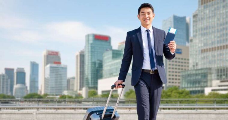 Một doanh nhân thành công cầm hộ chiếu có visa Hàn Quốc và kéo vali, sẵn sàng cho chuyến công tác gấp.