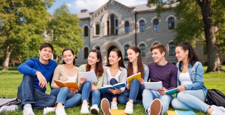 Một nhóm du học sinh quốc tế đa dạng đang học nhóm vui vẻ trong khuôn viên trường đại học Canada.