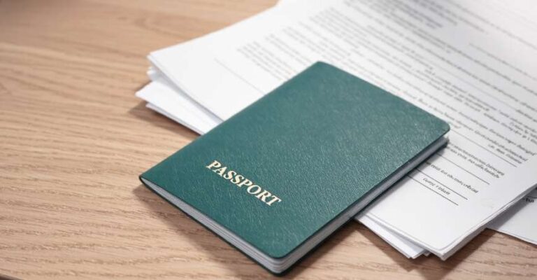 Bộ hồ sơ xin visa Úc chứng minh tài chính và công việc, bao gồm sổ tiết kiệm và hợp đồng lao động.