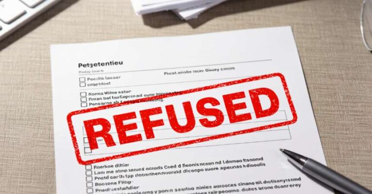 Hình ảnh hồ sơ xin gia hạn visa Canada bị đóng dấu "REFUSED" (Từ chối) do mắc lỗi nghiêm trọng.
