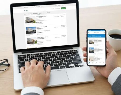 Điện thoại hiển thị thông báo "Flash Sale" (giảm giá chớp nhoáng) 50% cho đặt phòng khách sạn.