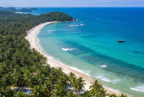 Trọn Bộ Kinh Nghiệm Du Lịch Phú Quốc 3 Ngày 2 Đêm (Cập Nhật 2026) 6 Toàn cảnh một bãi biển đẹp ở Phú Quốc nhìn từ trên cao, với nước biển trong xanh nhiều tầng và bờ cát trắng mịn.