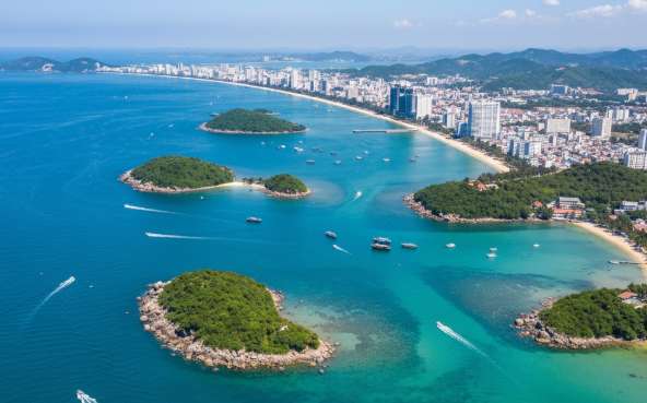 Toàn cảnh Vịnh Nha Trang xanh biếc nhìn từ trên cao, bao gồm các hòn đảo nhỏ và đường bờ biển thành phố.
