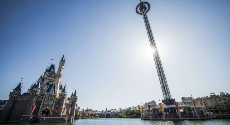 Trò chơi cảm giác mạnh Gyro Drop (rơi tự do 70m) tại khu Magic Island ngoài trời của Lotte World.