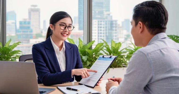 Chuyên viên tư vấn 1-1, hỗ trợ doanh nghiệp và du học sinh gia hạn visa Nhật Bản tại TPHCM.
