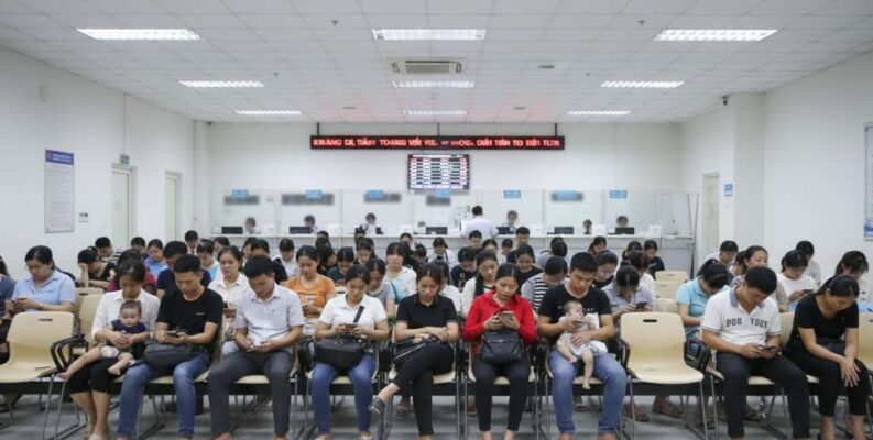 Dịch Vụ Visa Du Lịch Tự Túc Đài Loan Tại Hà Nội – Thủ Tục Đơn Giản, Nhận Visa Chỉ Sau Vài Ngày 6 Người dân mệt mỏi xếp hàng chờ đợi tại văn phòng nộp hồ sơ visa Đài Loan ở Hà Nội.