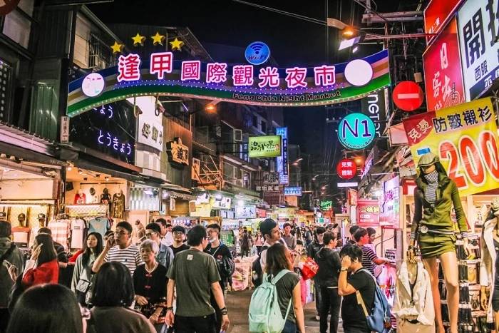 Chợ đêm Phùng Giáp (Feng Chia) - Địa điểm du lịch Đài Loan về đêm sầm uất tại Đài Trung.